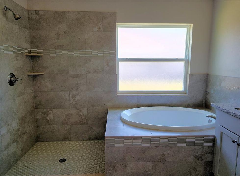 合同活跃: $449,000 (3 贝兹, 2 浴室, 1682 平方英尺)