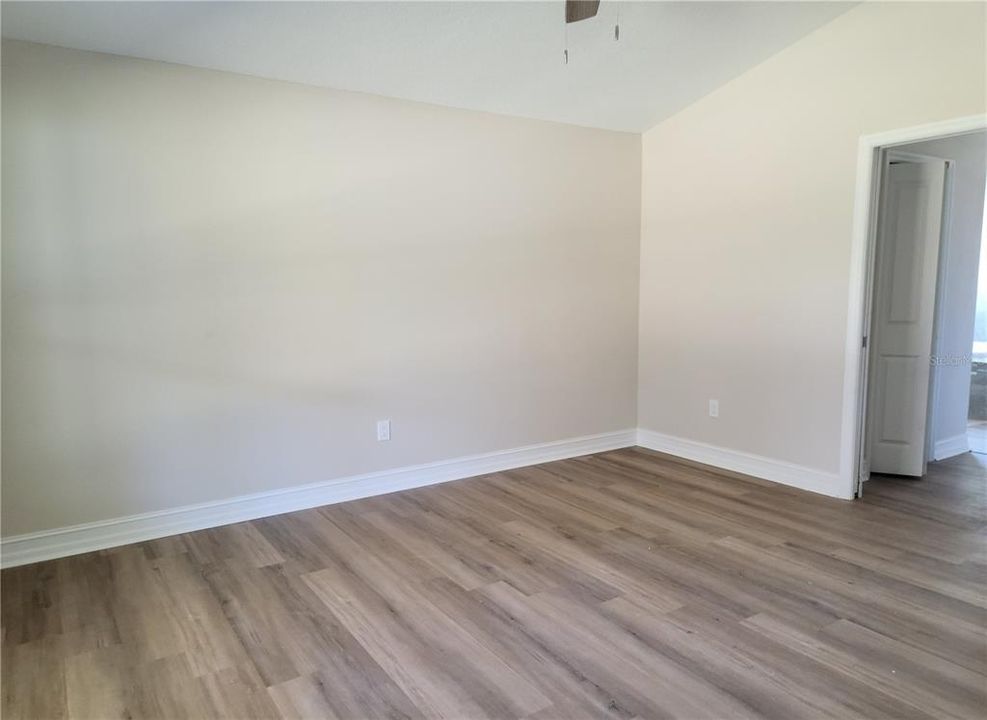 合同活跃: $449,000 (3 贝兹, 2 浴室, 1682 平方英尺)