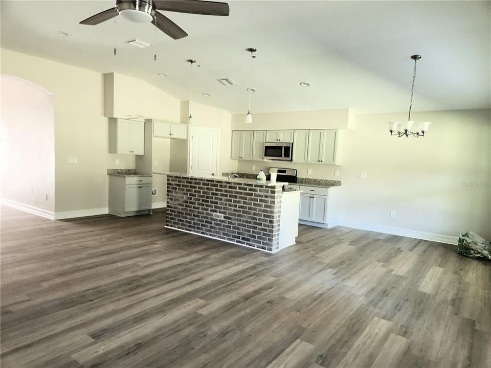 合同活跃: $449,000 (3 贝兹, 2 浴室, 1682 平方英尺)