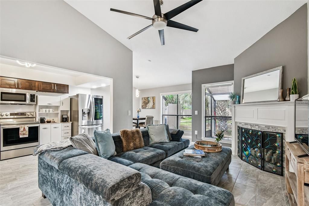 На продажу: $243,500 (2 спален, 2 ванн, 1146 Квадратных фут)