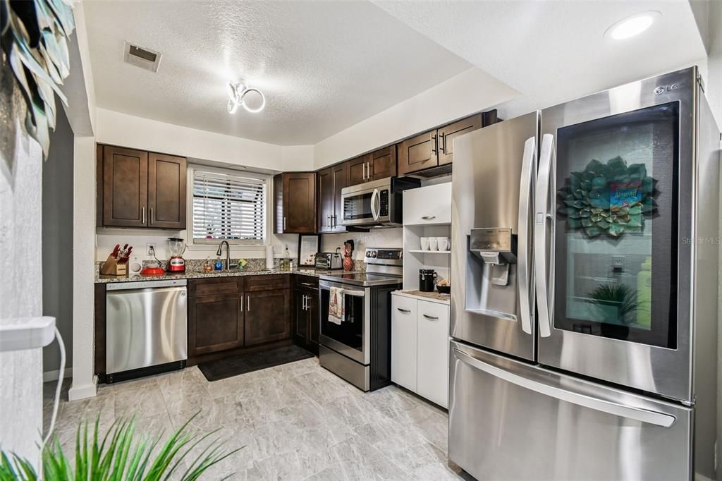 На продажу: $243,500 (2 спален, 2 ванн, 1146 Квадратных фут)