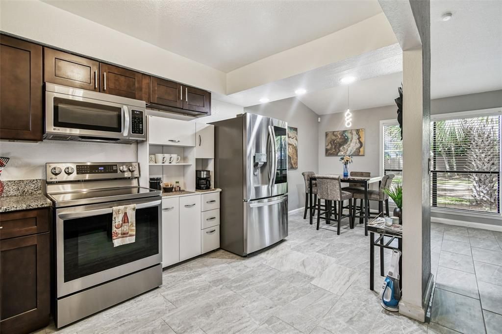 На продажу: $243,500 (2 спален, 2 ванн, 1146 Квадратных фут)