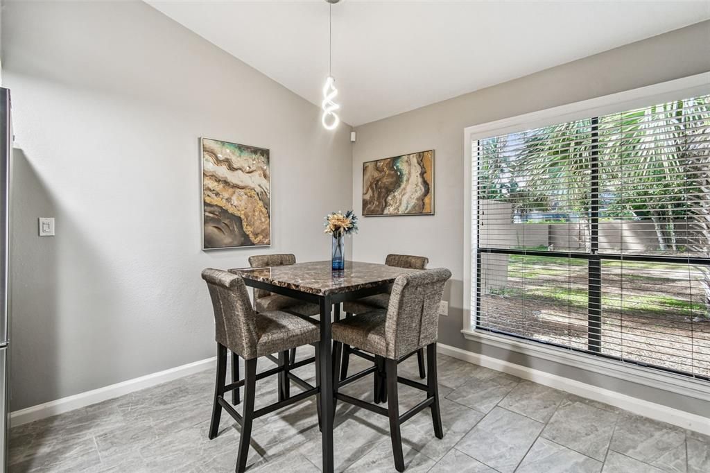 На продажу: $243,500 (2 спален, 2 ванн, 1146 Квадратных фут)