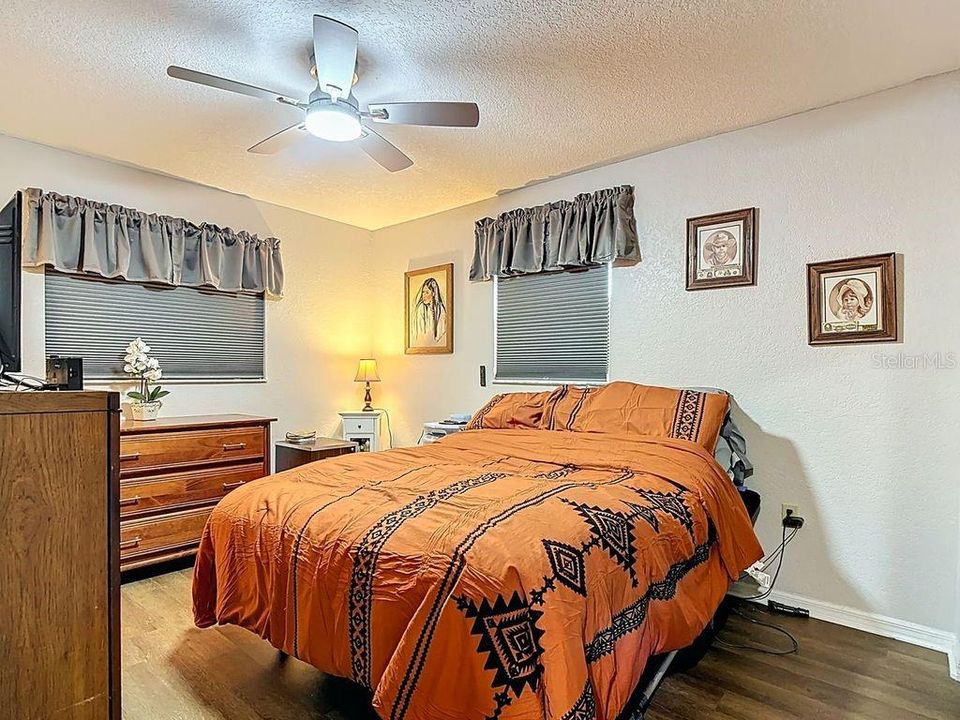 待售: $269,900 (2 贝兹, 2 浴室, 1002 平方英尺)