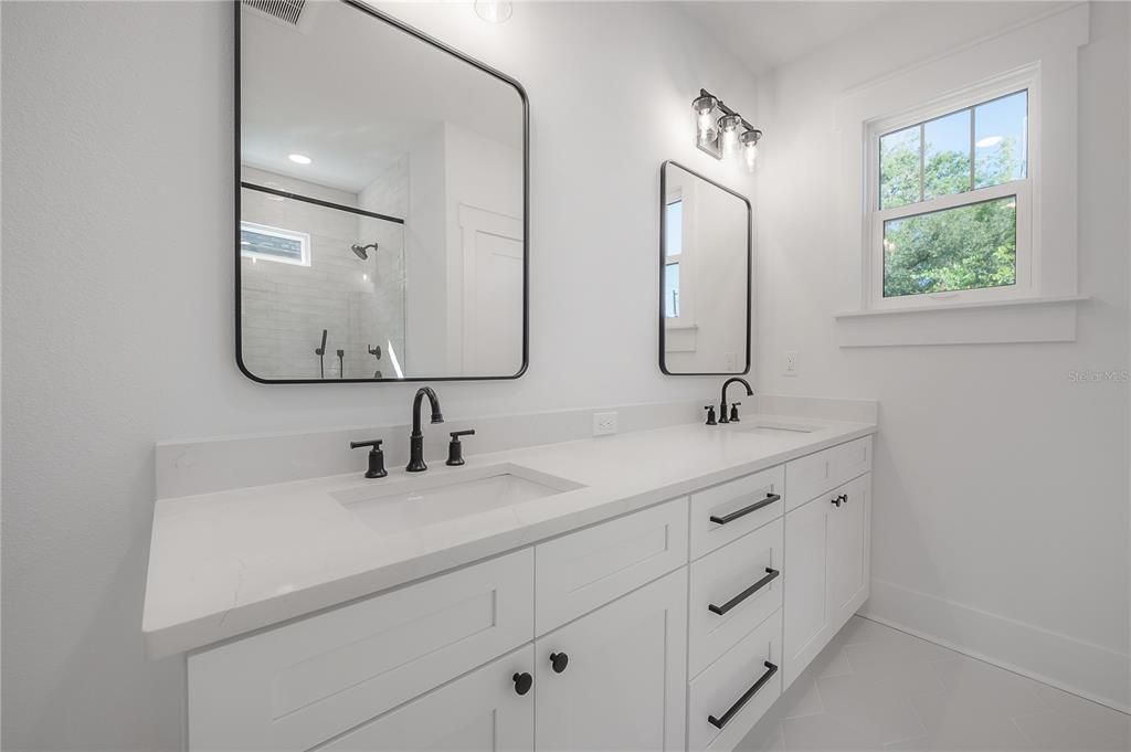 Под контрактом: $741,260 (3 спален, 3 ванн, 2151 Квадратных фут)