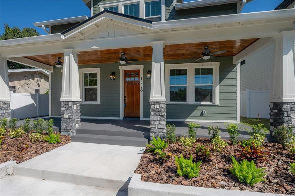 Под контрактом: $741,260 (3 спален, 3 ванн, 2151 Квадратных фут)