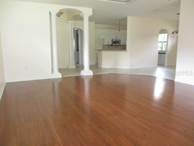 Под контрактом: $279,000 (3 спален, 2 ванн, 1984 Квадратных фут)