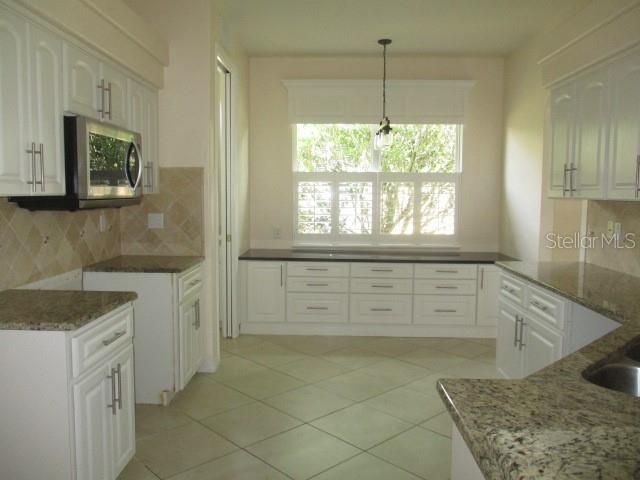 Под контрактом: $279,000 (3 спален, 2 ванн, 1984 Квадратных фут)