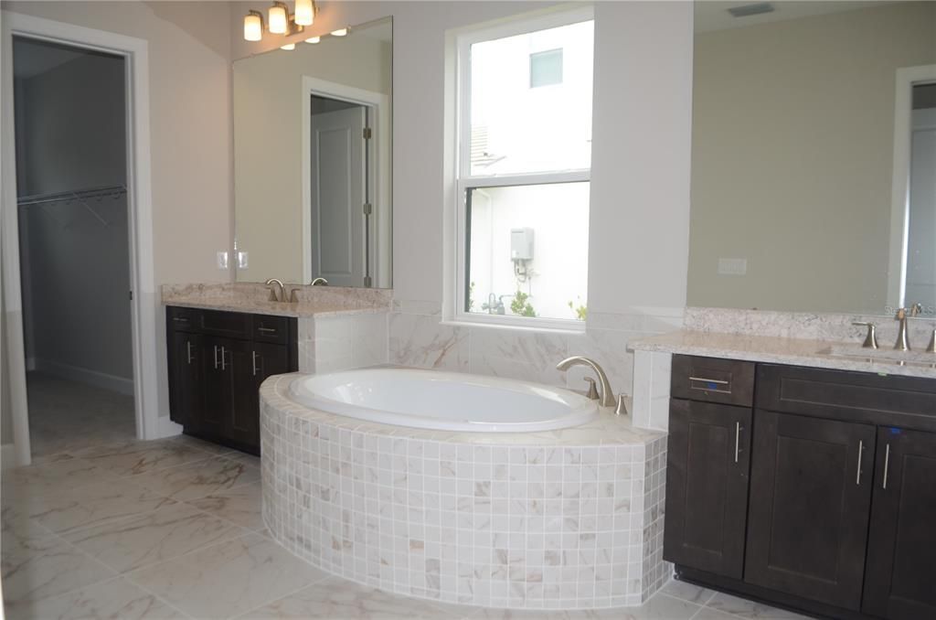 For Rent: $6,800 (6 beds, 5 baths, 5091 Square Feet)