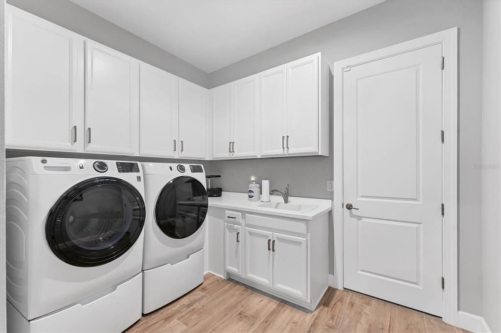 Под контрактом: $1,475,000 (3 спален, 3 ванн, 3026 Квадратных фут)