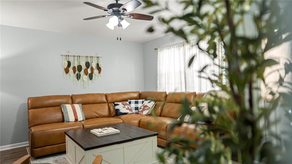 For Sale: $268,900 (3 beds, 2 baths, 1188 Square Feet)