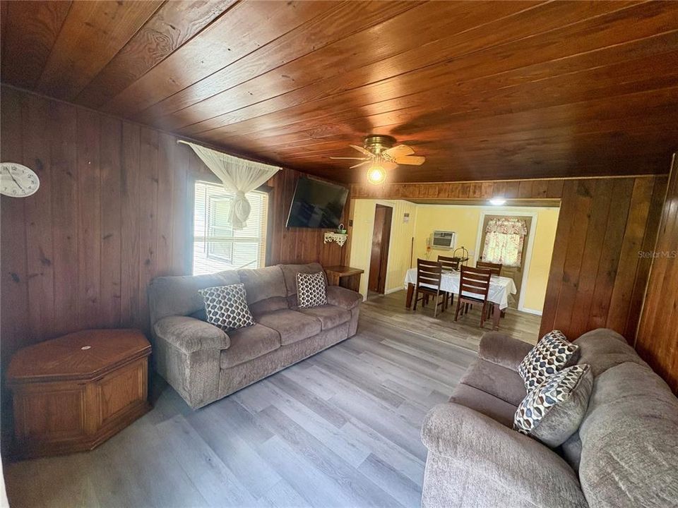 На продажу: $148,990 (2 спален, 1 ванн, 936 Квадратных фут)