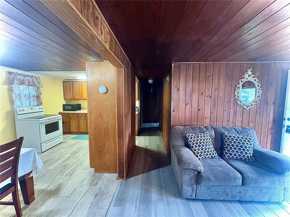 На продажу: $148,990 (2 спален, 1 ванн, 936 Квадратных фут)