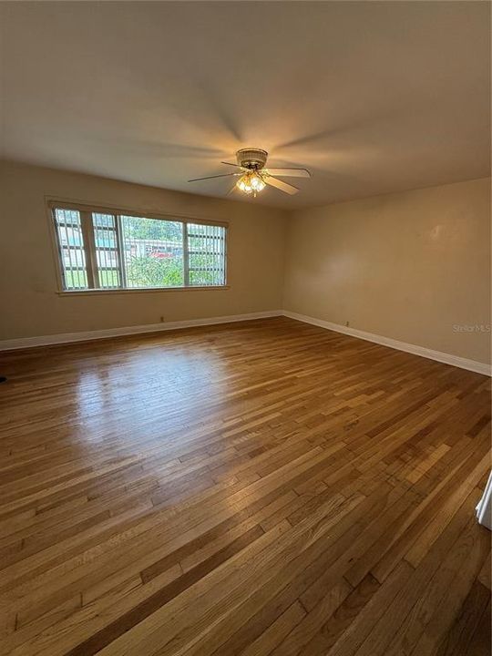 合同活跃: $1,500 (3 贝兹, 2 浴室, 1731 平方英尺)