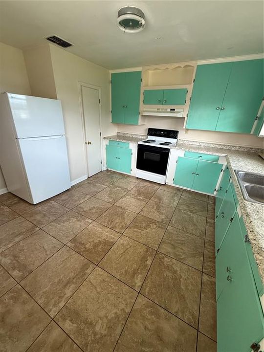 合同活跃: $1,500 (3 贝兹, 2 浴室, 1731 平方英尺)