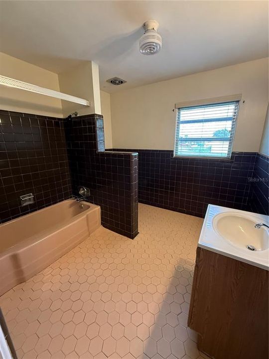 合同活跃: $1,500 (3 贝兹, 2 浴室, 1731 平方英尺)