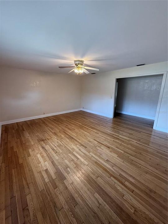 合同活跃: $1,500 (3 贝兹, 2 浴室, 1731 平方英尺)