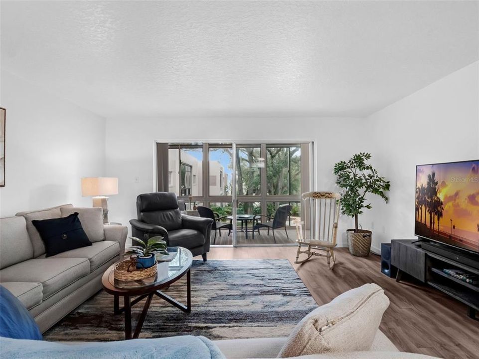 Active With Contract: $198,800 (1 beds, 1 baths, 871 Square Feet)