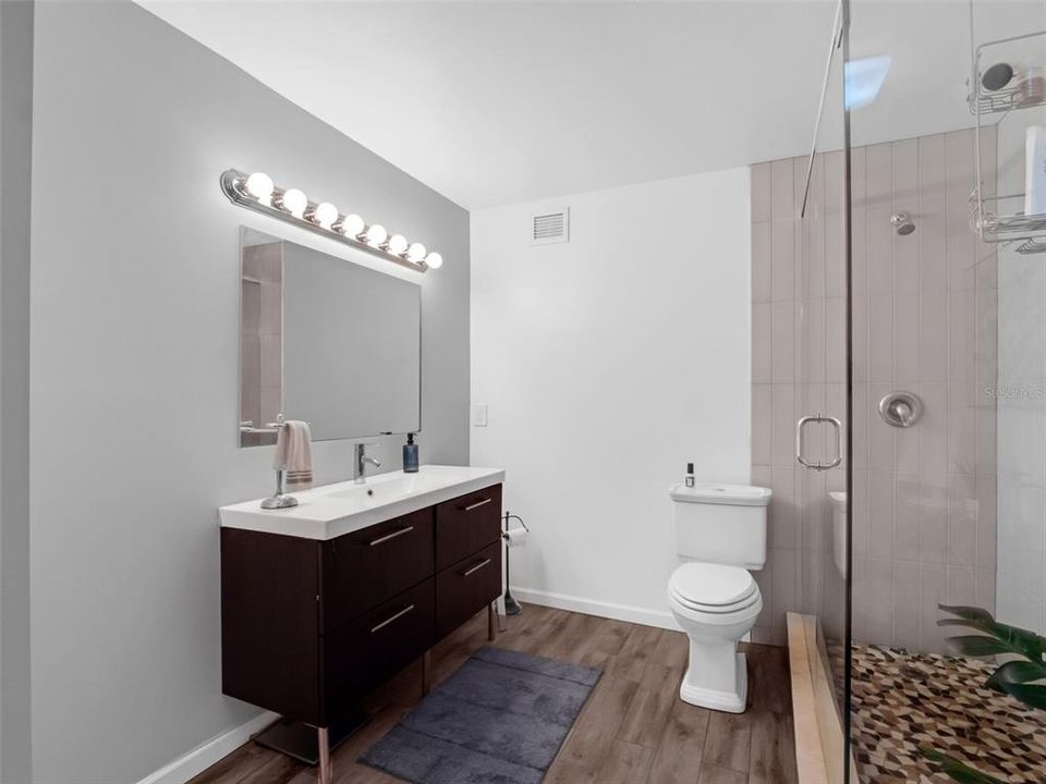 Active With Contract: $198,800 (1 beds, 1 baths, 871 Square Feet)