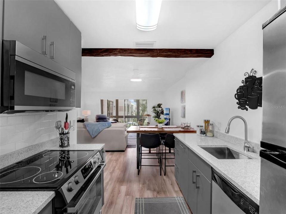 Active With Contract: $198,800 (1 beds, 1 baths, 871 Square Feet)