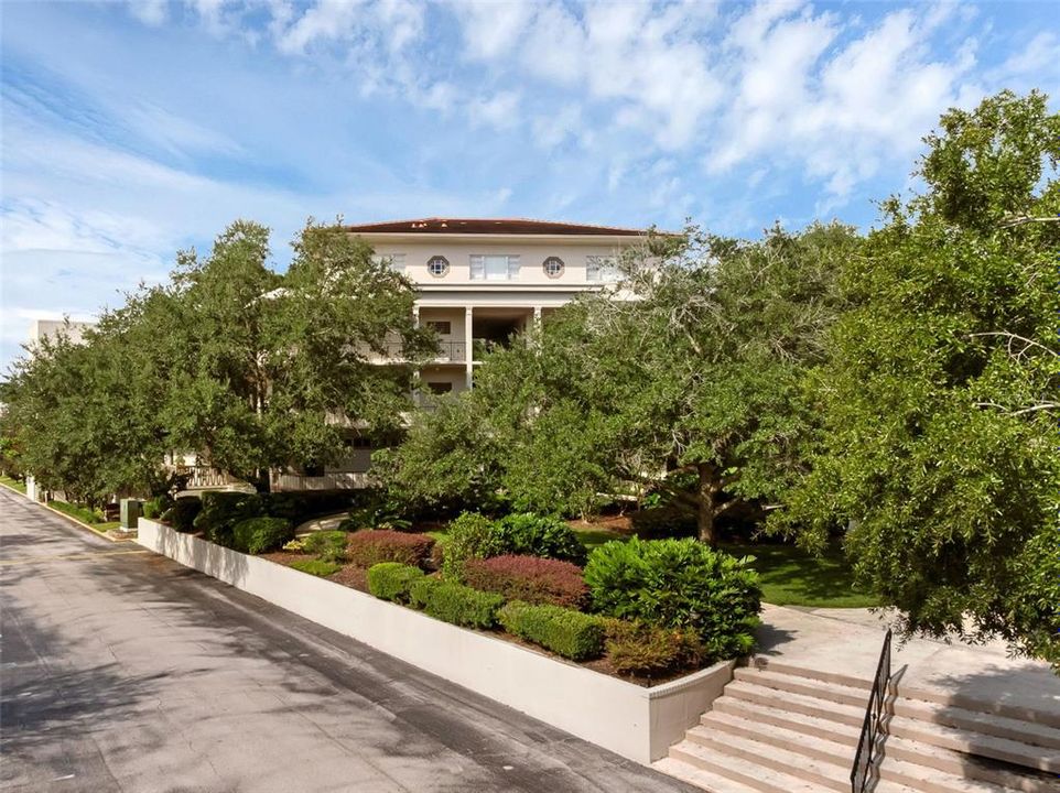 Active With Contract: $198,800 (1 beds, 1 baths, 871 Square Feet)