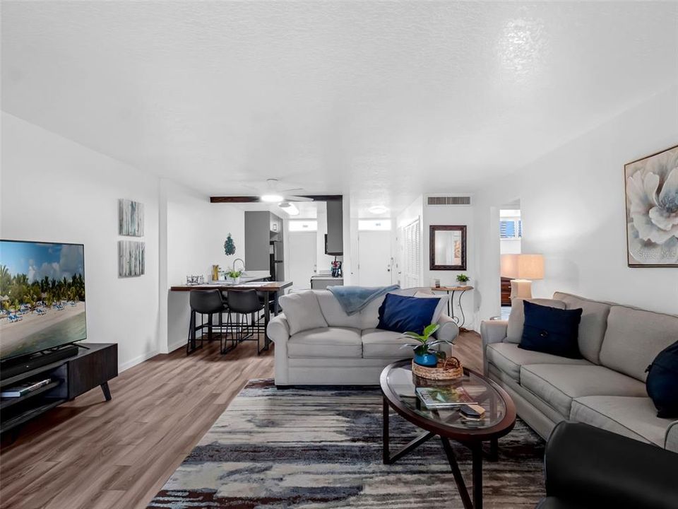 Active With Contract: $198,800 (1 beds, 1 baths, 871 Square Feet)