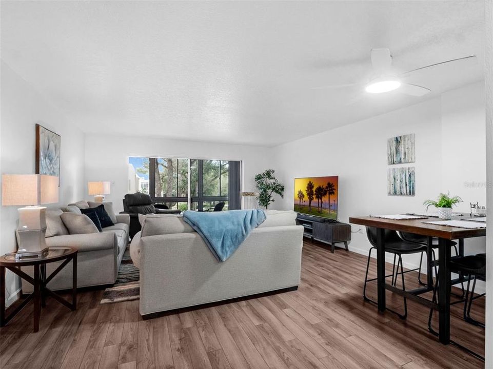 Active With Contract: $198,800 (1 beds, 1 baths, 871 Square Feet)