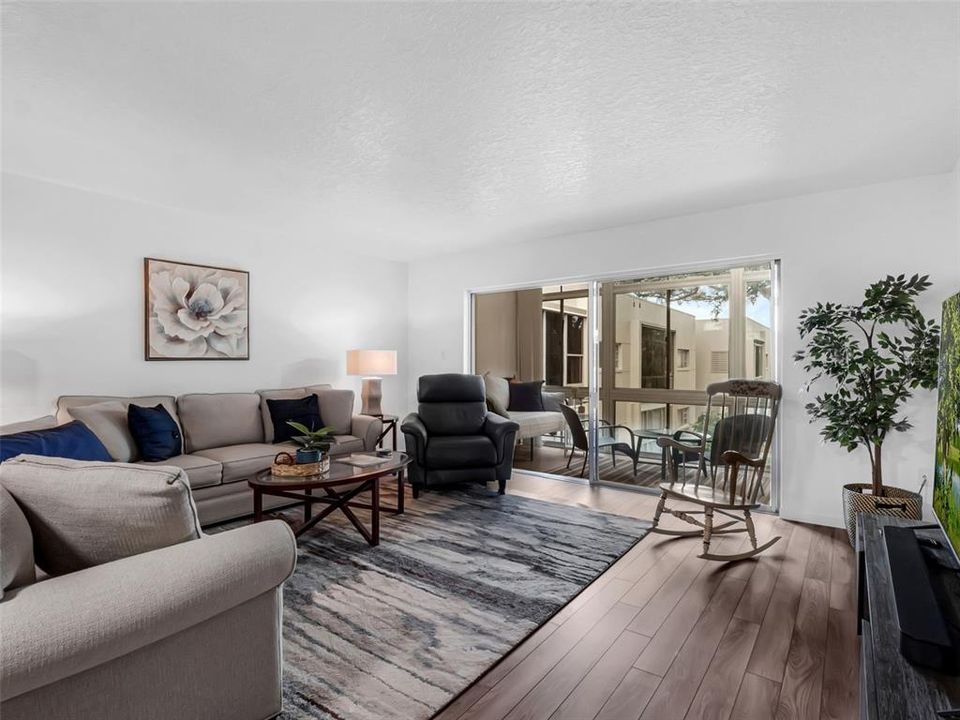 Active With Contract: $198,800 (1 beds, 1 baths, 871 Square Feet)