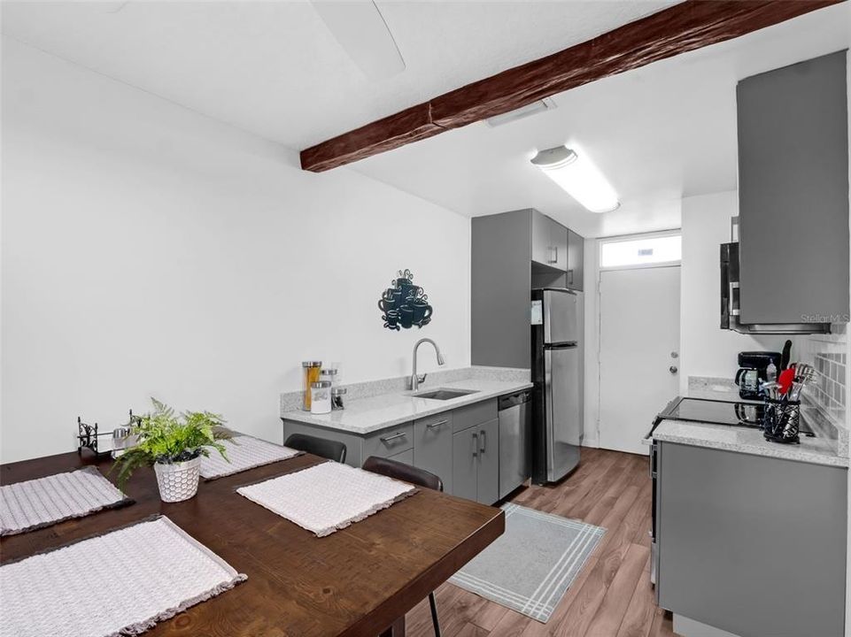 Active With Contract: $198,800 (1 beds, 1 baths, 871 Square Feet)