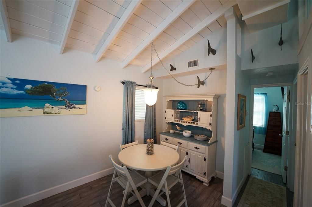 待售: $497,000 (2 贝兹, 1 浴室, 720 平方英尺)