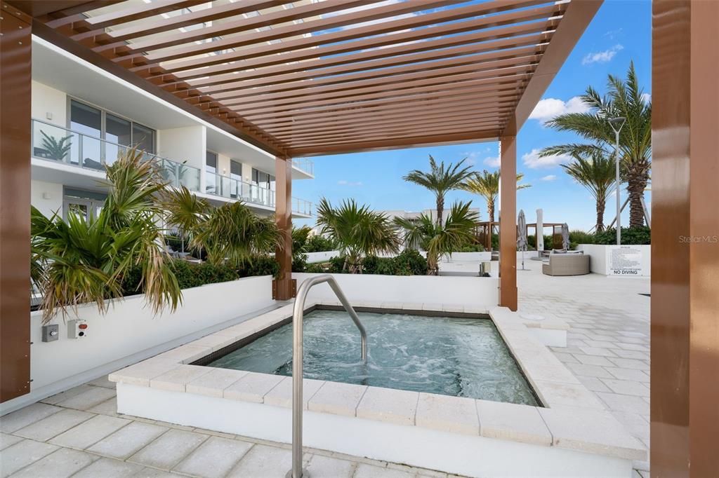 合同活跃: $1,195,000 (3 贝兹, 2 浴室, 1811 平方英尺)