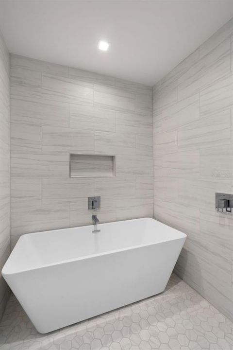 合同活跃: $1,195,000 (3 贝兹, 2 浴室, 1811 平方英尺)