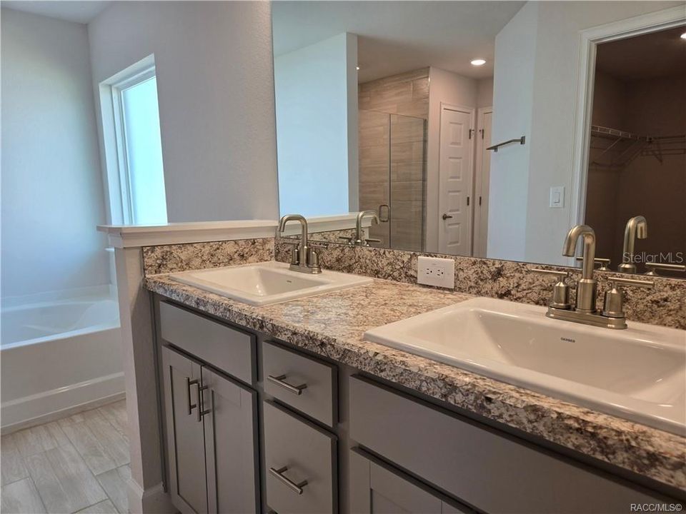 На продажу: $320,600 (3 спален, 2 ванн, 1970 Квадратных фут)