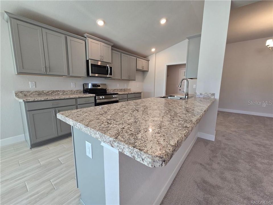 На продажу: $320,600 (3 спален, 2 ванн, 1970 Квадратных фут)