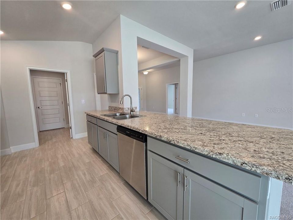 На продажу: $320,600 (3 спален, 2 ванн, 1970 Квадратных фут)