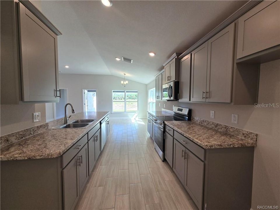 На продажу: $320,600 (3 спален, 2 ванн, 1970 Квадратных фут)