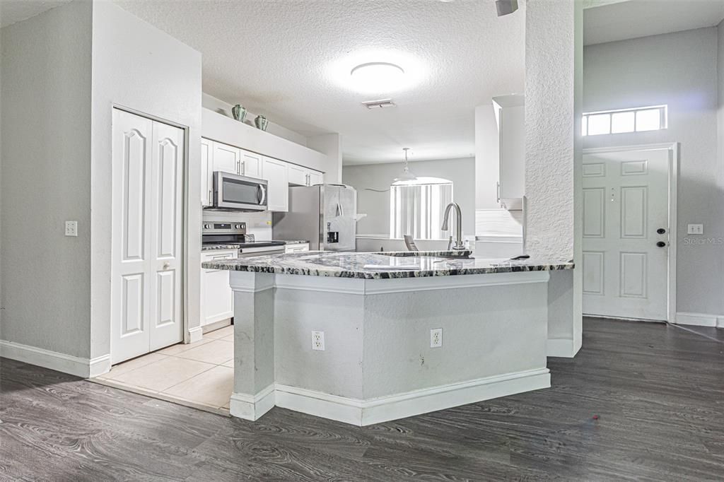 Activo con contrato: $329,000 (3 camas, 2 baños, 1746 Pies cuadrados)