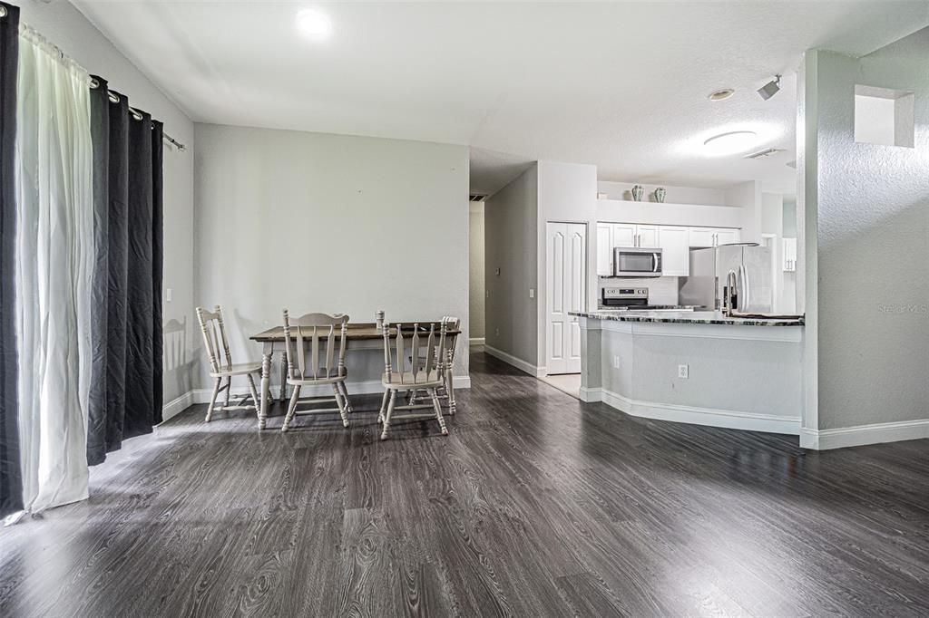 Activo con contrato: $329,000 (3 camas, 2 baños, 1746 Pies cuadrados)