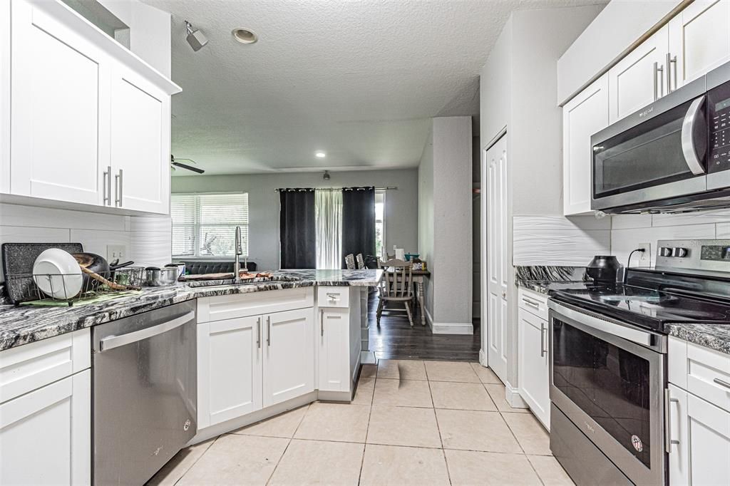 Activo con contrato: $329,000 (3 camas, 2 baños, 1746 Pies cuadrados)