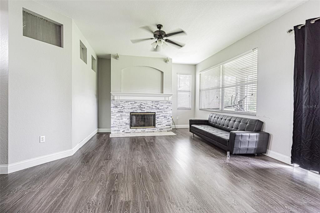 Activo con contrato: $329,000 (3 camas, 2 baños, 1746 Pies cuadrados)