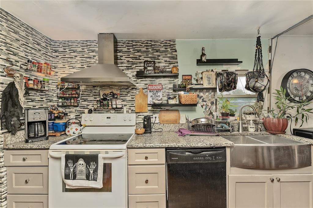 Active With Contract: $279,900 (3 beds, 2 baths, 1456 Square Feet)