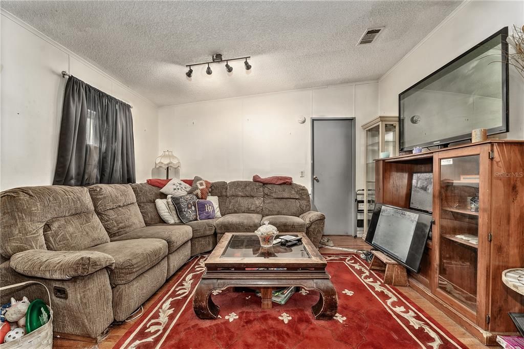 Active With Contract: $279,900 (3 beds, 2 baths, 1456 Square Feet)