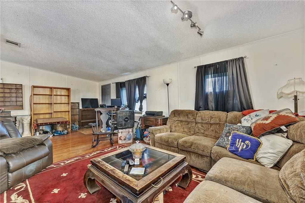 Active With Contract: $279,900 (3 beds, 2 baths, 1456 Square Feet)