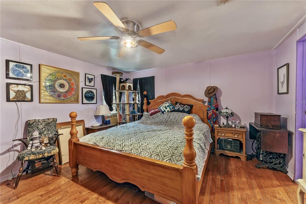 Active With Contract: $279,900 (3 beds, 2 baths, 1456 Square Feet)