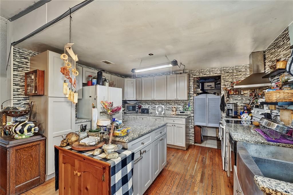 Active With Contract: $279,900 (3 beds, 2 baths, 1456 Square Feet)