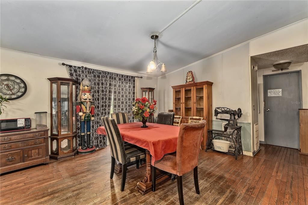 Active With Contract: $279,900 (3 beds, 2 baths, 1456 Square Feet)