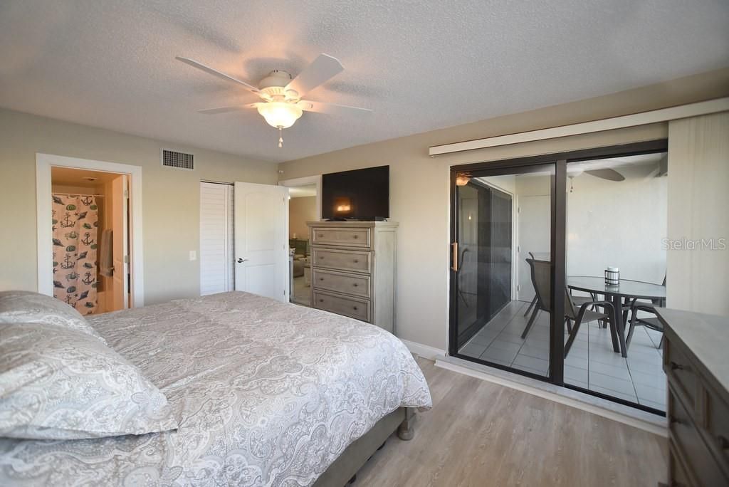 На продажу: $399,999 (2 спален, 2 ванн, 945 Квадратных фут)