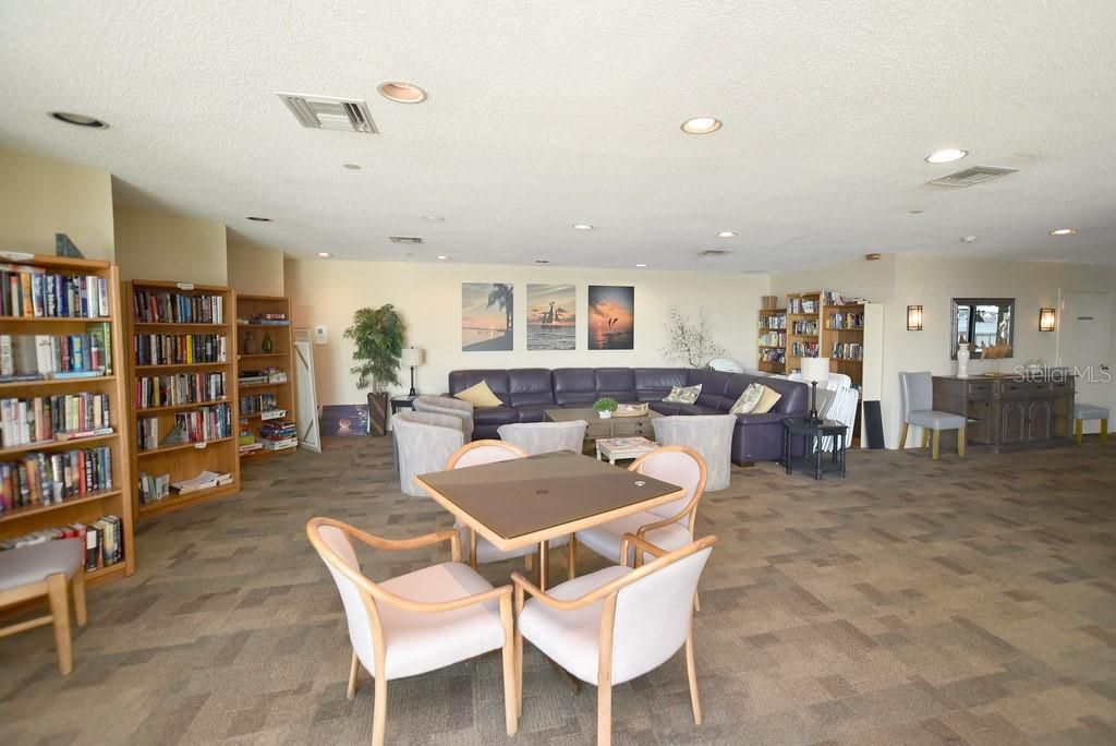 На продажу: $399,999 (2 спален, 2 ванн, 945 Квадратных фут)