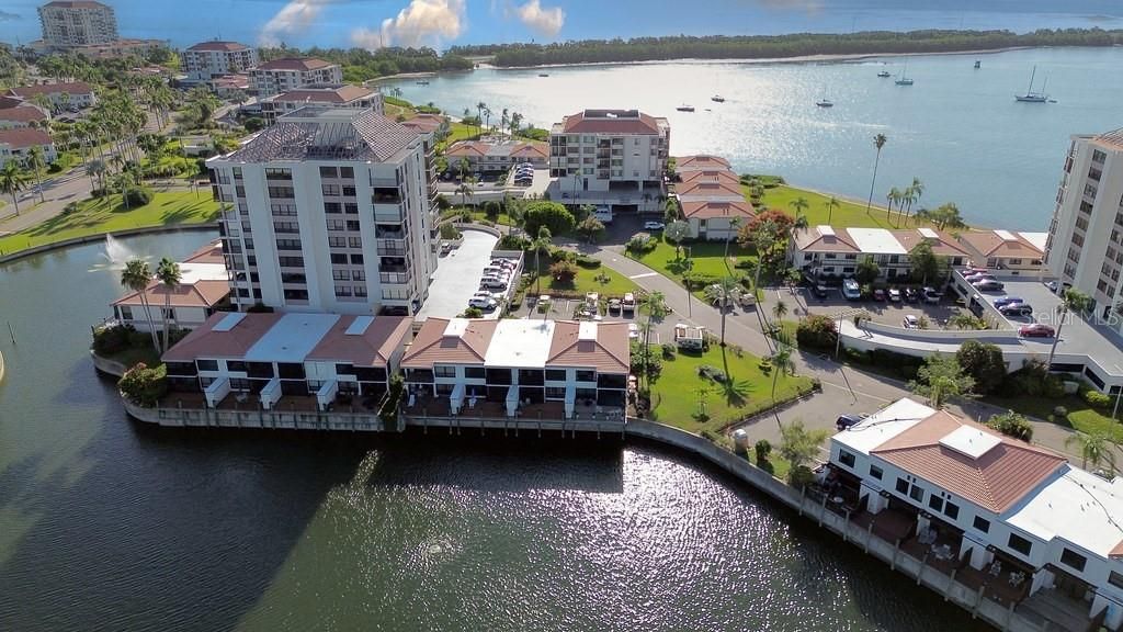 На продажу: $399,999 (2 спален, 2 ванн, 945 Квадратных фут)