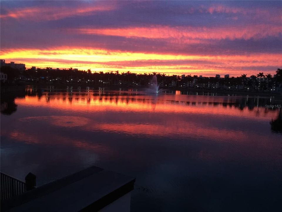 На продажу: $399,999 (2 спален, 2 ванн, 945 Квадратных фут)